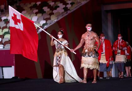 Malia Paseka y Pita Taufatofua, en la ceremonia de Tokio