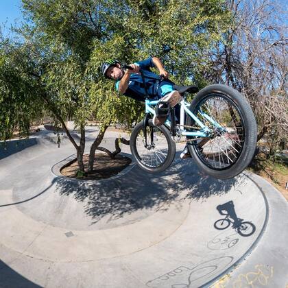"Maligno" utiliza una bicicleta de freestyle llamada Kench Atlat. Foto/Instargam: @malignobmx