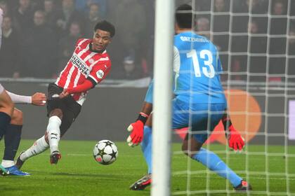 Malik Tillman (izquierda) anota el segundo gol del PSV Eindhoven en la victoria 4-0 ante Girona en la Liga de Campeones, el martes 5 de noviembre de 2024, en Eindhoven, Holanda. (AP Foto/Peter Dejong)