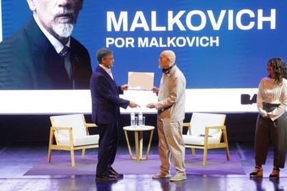 Malkovich recibió este jueves el título de huésped de honor de la ciudad de Buenos Aires, entregado por Jorge Macri y Gabriela Ricardes