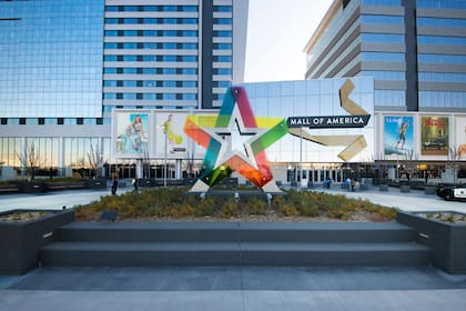 Mall of America, ubicado en Bloomington, Minnesota, es el centro comercial más grande de Estados Unidos y recibe más de 32 millones de visitantes al año