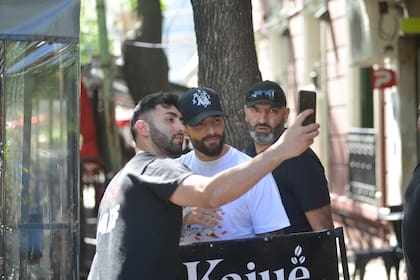 Maluma en Buenos Aires, palpitando su inminente show en Vélez y sacándose fotos con sus fans