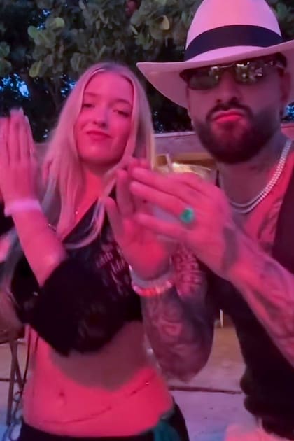 Maluma y Aitana, cantando a dúo.