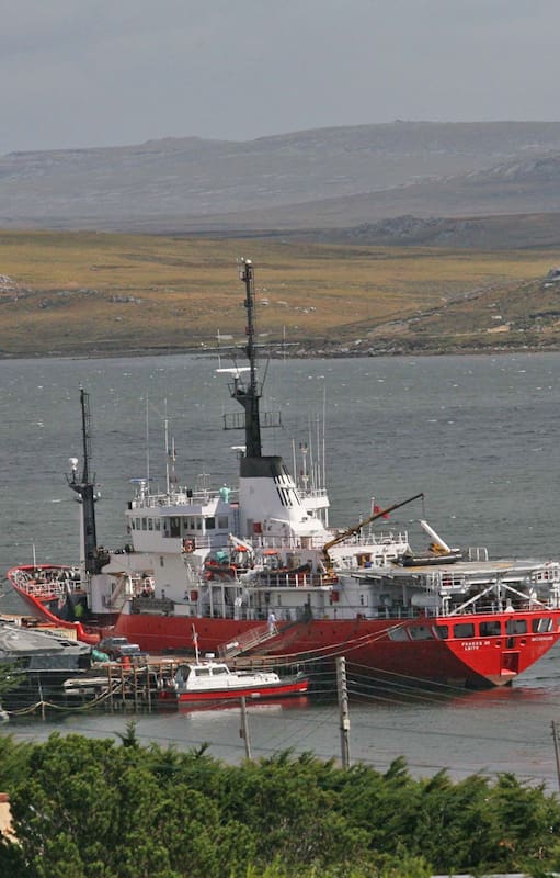 Un buque pesquero en Malvinas; las licencias de pesca que otorgó Gran Bretaña cambiaron la vida de los isleños