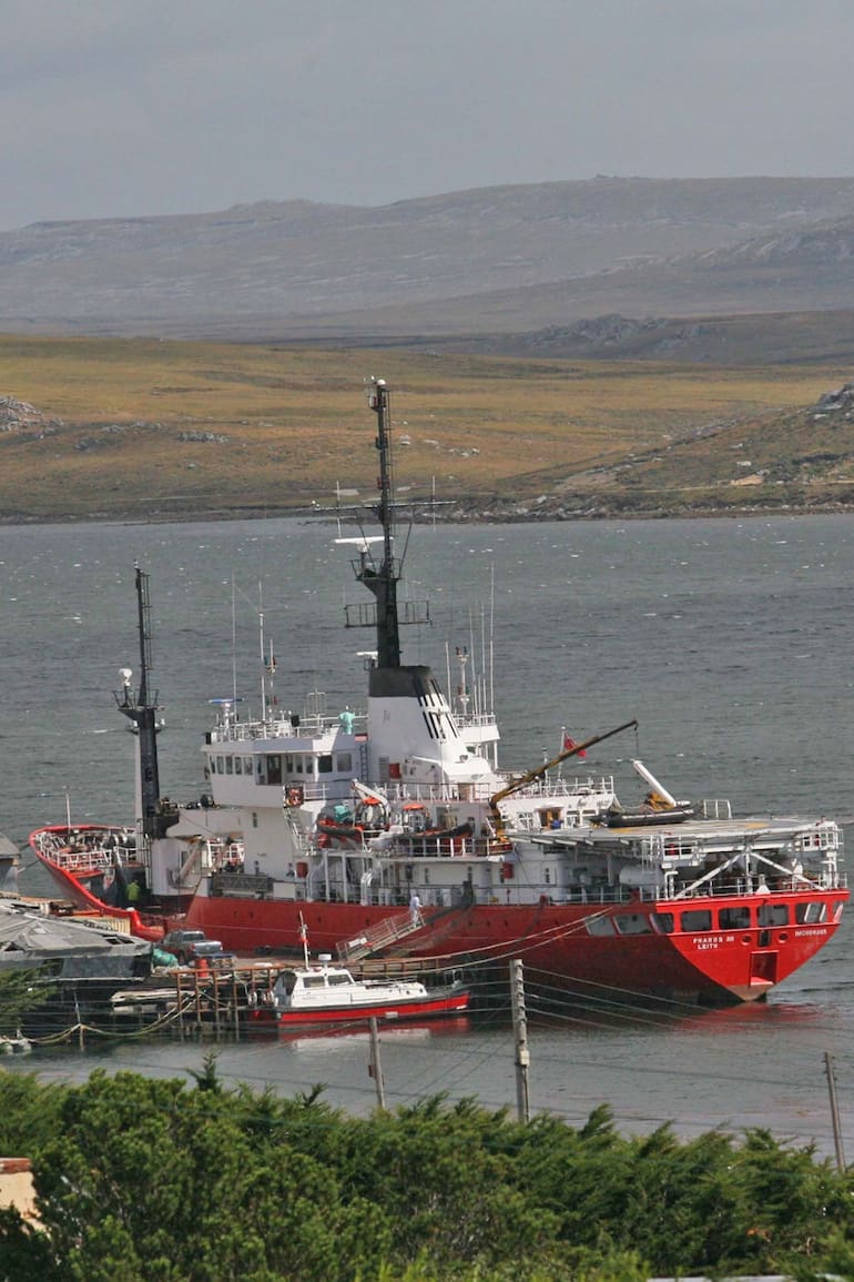 Un buque pesquero en Malvinas; las licencias de pesca que otorgó Gran Bretaña cambiaron la vida de los isleños