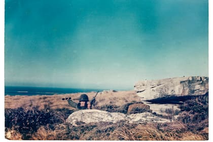 MALVINAS
SÍ, YO ESTUVE AHÍ
Fotografías del archivo “Malvinas, Memoria de la espera”. Imágenes tomadas por los soldados conscriptos en 1982, durante la guerra.