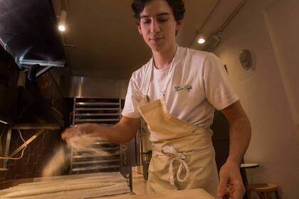 "Mamá cocina bastante y en casa siempre se cocinó muy casero y rico. Por otra parte, viajábamos mucho por el polo de papá, íbamos a Palm Beach y a Londres, y en esos viajes conocí cosas nuevas como, por ejemplo, el pan de masa madre", cuenta.