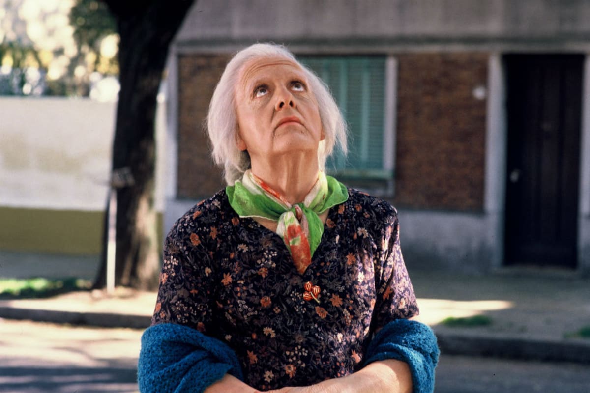 Mamá Cora, cuando la llaman para que cuide al nene de una vecina; desde allí se desencadena la búsqueda de la abuela