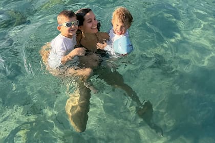 Mamá Diana dándose un chapuzón con sus dos principitos