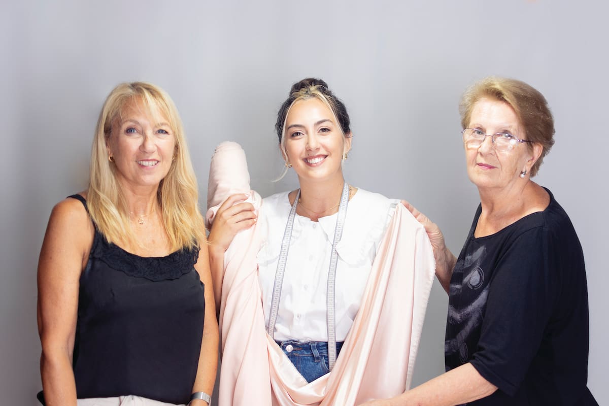 Mamá, hija y abuela unidas en un proyecto de pijama y lencería artesanal.