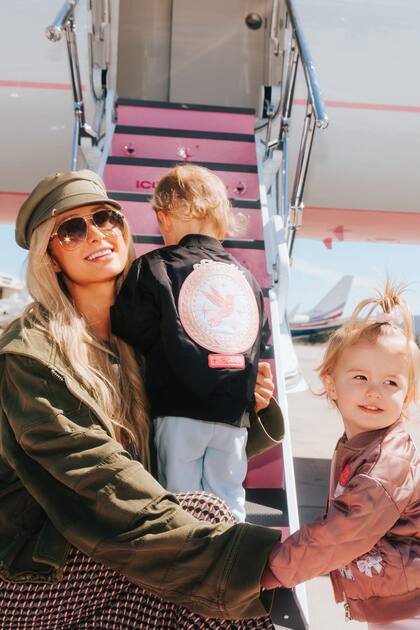 Mamá Paris con los pequeños Phoenix y London,
listos para embarcar