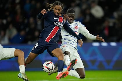 Mamadou Sarr cruza a Bradley Barcola, de PSG