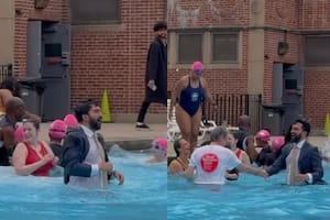 Mamdani se tiró a la piscina en traje y dejó a todos boquiabiertos