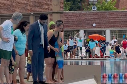 Mamdani se tiró a la piscina con traje para dar inicio a la temporada de verano en Nueva York