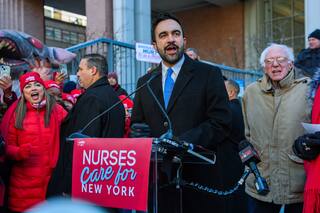 Mamdani y Sanders se solidarizan con enfermeras en huelga en Nueva York