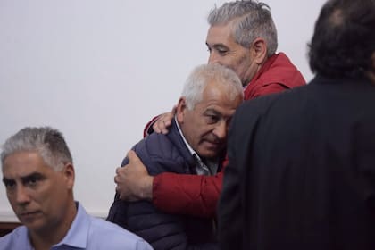 Mameluco Villalba (de campera roja) abraza a su hermano Luis, que fue absuelto