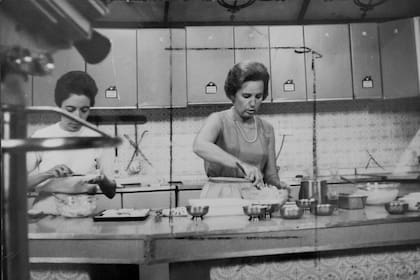 Mamina cocinando, siempre con su collar de perlas