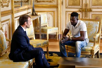 Mamoudou Gassama, de 22 años, se convirtió en héroe tras trepar cuatro pisos para rescatar a un menor