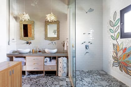Piso de oorcelanato ‘Volta’ de San Lorenzo. Mampara (Omar Peña). Mueble diseñado por la arquitecta. Bachas (Roca). Grifería Epuyén (FV). Lámparas ‘Krusning’ (Ikea).