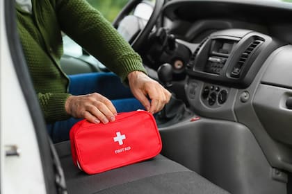 Seguridad en autos: ¿qué hay que tener en el botiquín de primeros auxilios?  - LA NACION