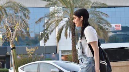 Manahel al Otaibi camina vestida con ropa occidental en la calle al Tahliya de la capital saudita, Riad, el 2 de septiembre de 2019