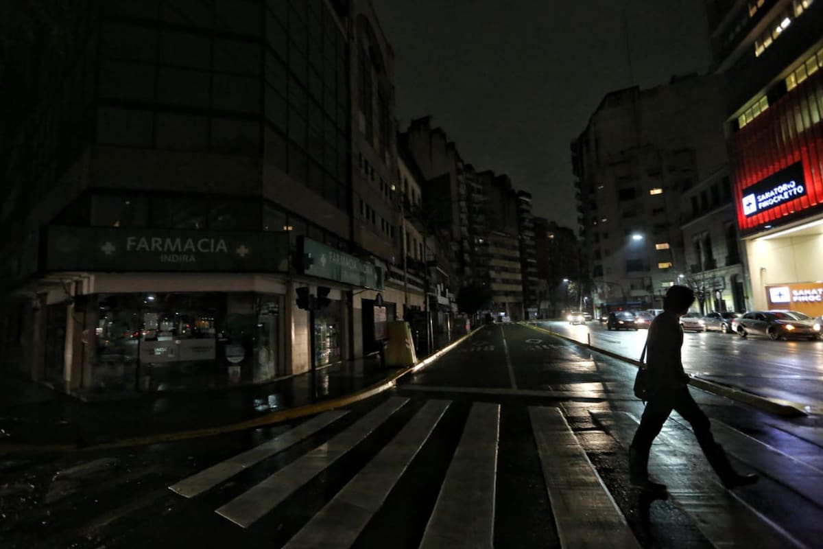 Mañana se cumplirá un año desde que ocurrió el apagón masivo que dejó en el Día del Padre a casi todo el país y a Uruguay a oscuras. Desde entonces, el Ente Nacional Regulador de la Electricidad (ENRE) formuló multas por $311 millones a las empresas involucradas