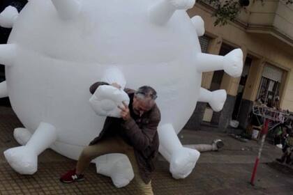Mañanes "atacando" al coronavirus gigante que creó
