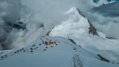 Manaslu es la octava montaña más alta del mundo situada en el macizo Mansiri Himal, parte de los Himalaya en la zona centroccidental de Nepal