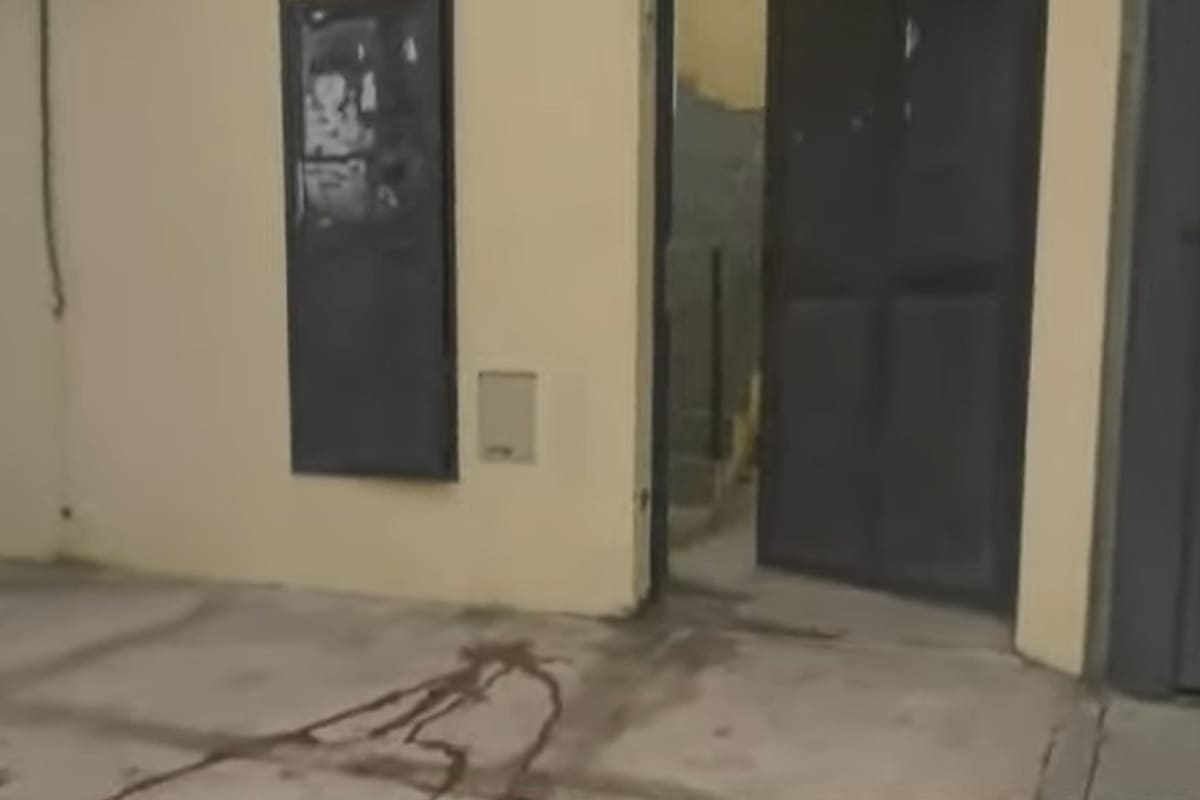 Manchas de sangre de la mujer asesinada en la puerta del gimnasio