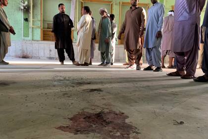 Manchas de sangre dentro de una mezquita luego de un ataque suicida con explosivos en la ciudad de Kandahar, en el suroeste de Afganistán, el viernes 15 de octubre de 2021. (AP Foto/Sidiqullah Khan)