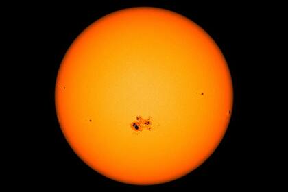 Manchas solares en la superficie del sol, fotografiadas en 2014