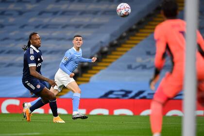 Manchester City goleó a Olympiacos en su estadio y quedó al borde de la clasificación