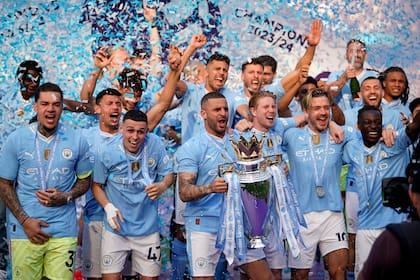 Manchester City sigue acumulando títulos en la Premier League, mientras se lo acusa de "doping financiero"