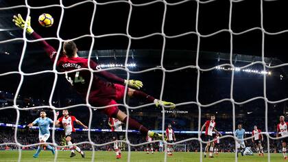La pelota viaja hacia el ángulo, tras la perfecta definición de Sterling