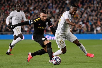 Otamendi va al cruce de Vinicius