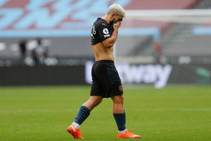 Kun Agüero, apesadumbrado, sale del campo al final del primer tiempo entre West Ham y Manchester City.