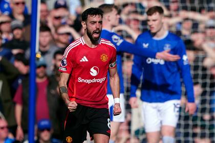 Manchester United empata a 2 con Everton en Liga Premier tras tardía decisión del VAR
