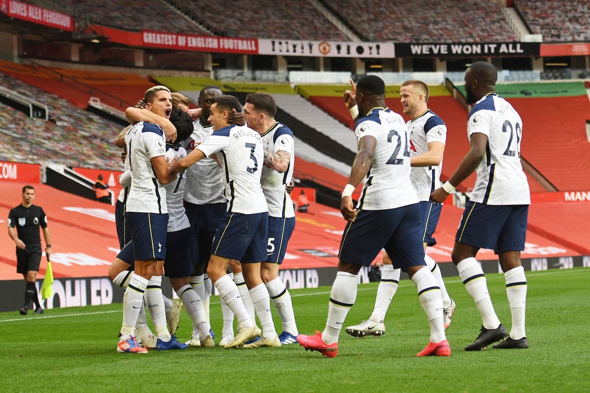 Manchester United v Tottenham Hotspur - Old Trafford, Manchester, Gran Bretaña - 4 de octubre de 2020 Harry Kane del Tottenham Hotspur celebra su tercer gol con el grupo de compañeros.