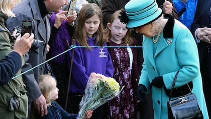 Flores de una niña a la reina Isabel