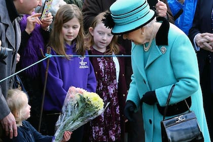 Flores de una niña a la reina Isabel
