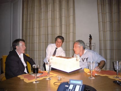 Mandelson mantuvo su amistad con Epstein aun después de que se conocieran los delitos en los que incurrió el empresario estadounidense.
