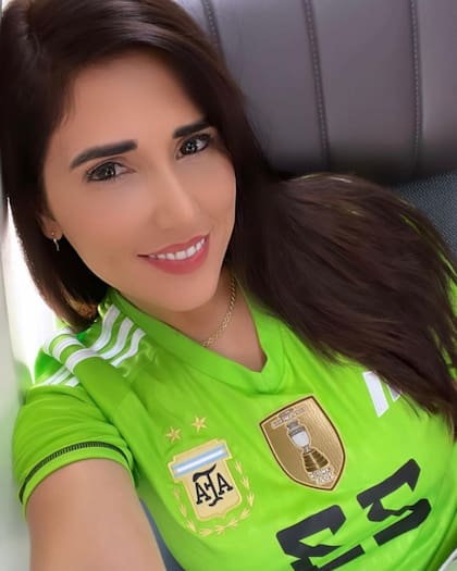 Mandinha -así se hace llamar- es la mujer de Emiliano "Dibu" Martínez, arquero de la Selección Argentina. Se conocieron en Londres, mientras esperaban un colectivo. Ella es diseñadora de interiores y tienen dos hijos: Santi y Ava