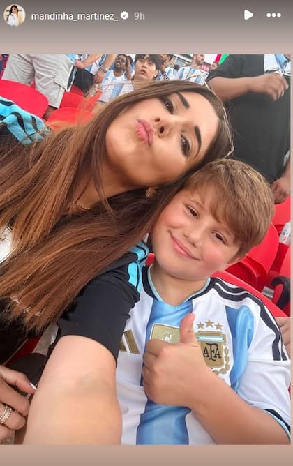 Mandinha Gama, la esposa del Dibu Martínez, fue a la cancha con sus hijos, Santi y Ava