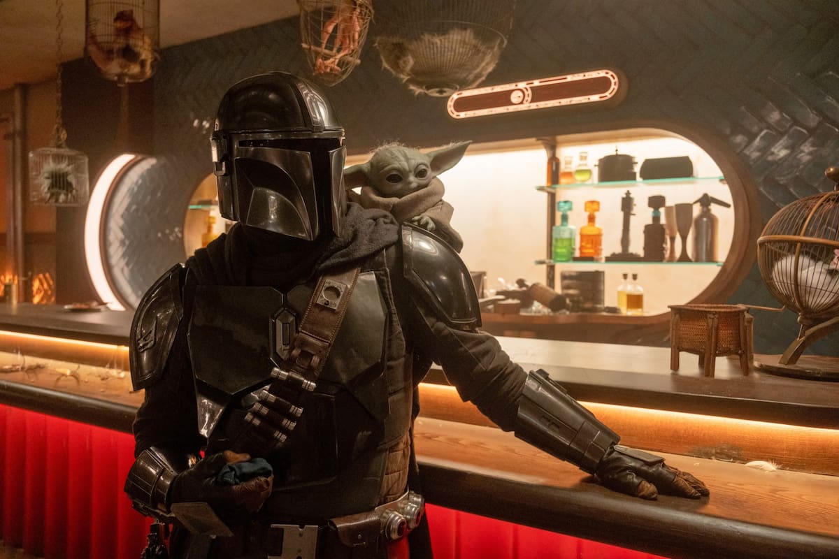 Mando (Pedro Pascal) y Grogu, en una escena de la película de Star Wars