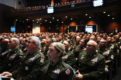 Mandos militares de EEUU escuchan mientras el presidente Donald Trump habla en la Base del Cuerpo de Marines de Quantico