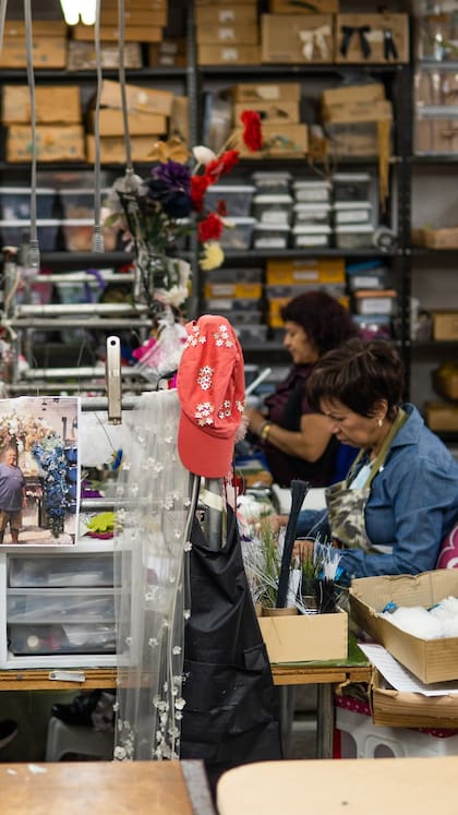 M&S Schmalberg es una prestigiosa fábrica familiar en Nueva York que ha creado flores de tela artesanales durante más de un siglo