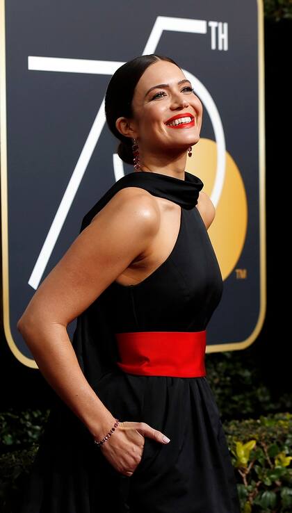 Mandy Moore, de This is Us, combinó canchero vestido negro con una faja colorada