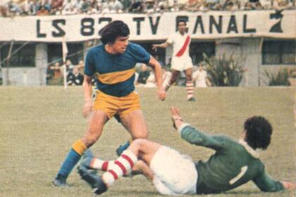 Mané Ponce elude a Barisio y marca uno de sus dos goles calcados ante River, en un histórico 4 a 0 de 1972