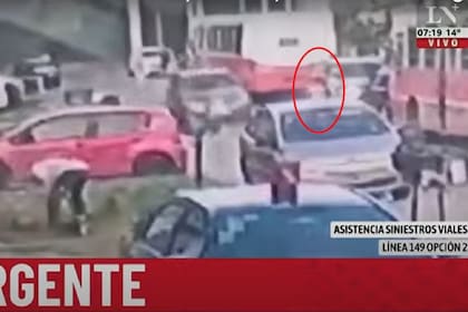 Manejaba a toda velocidad y atropelló a una nena en la puerta del colegio