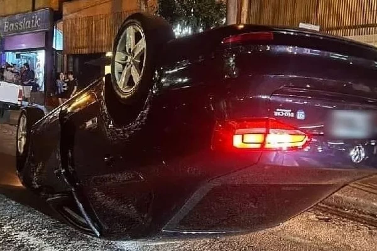 Manejaba con 2.48 de alcohol en sangre, chocó contra un auto estacionado y volcó